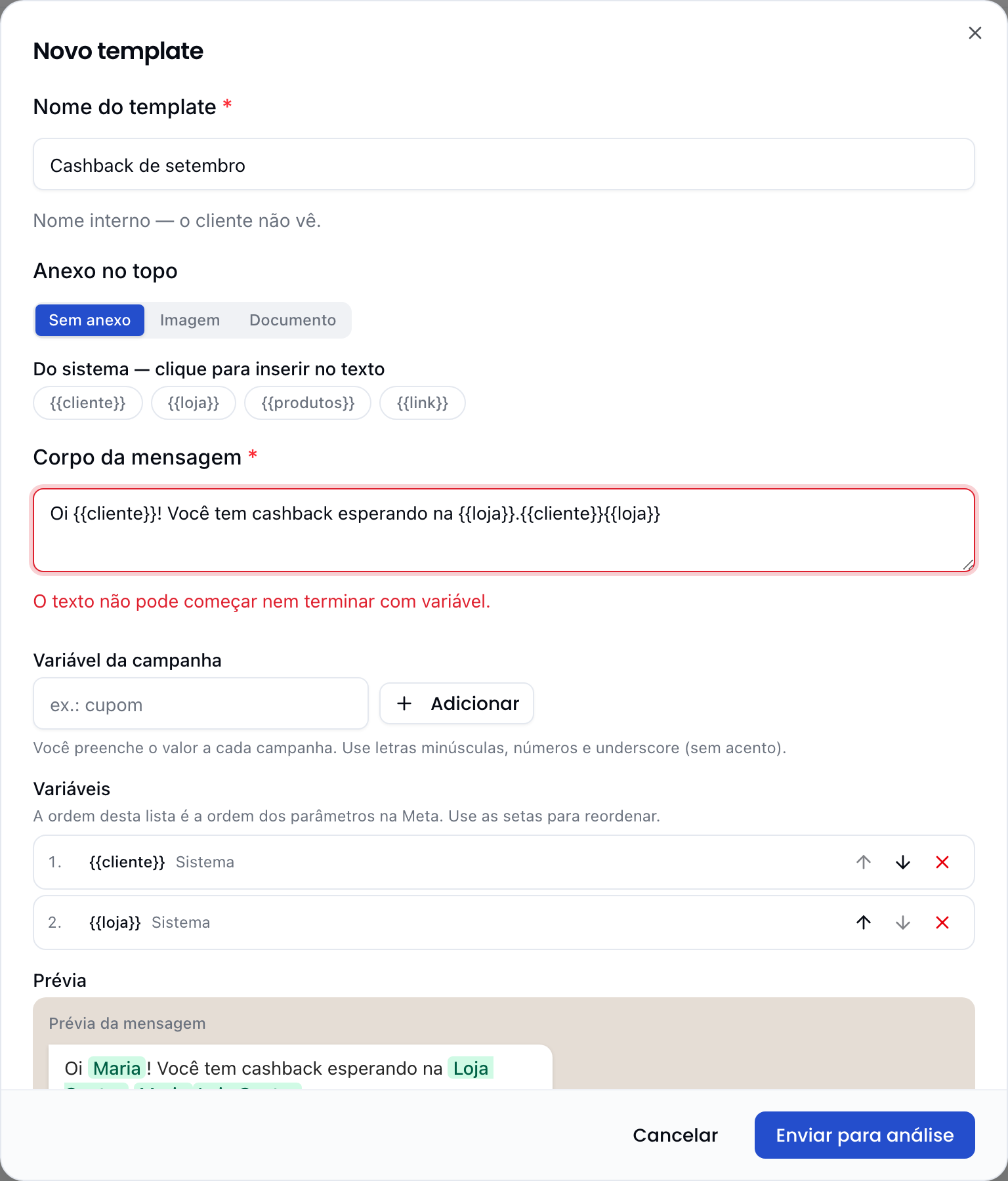 Editor de template com o corpo da mensagem, os chips de variável, a lista ordenável de variáveis e a prévia do balão com o rodapé de descadastro travado por um cadeado